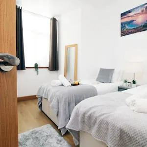 Perfectly Located Centre Apartment, Free Parking, Cable Tv And Wi-fi Apartment
